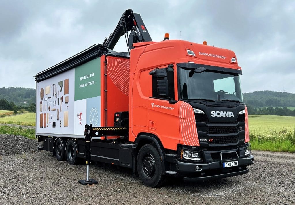 Sunda Byggvaror levererar varor med biogaslastbil.