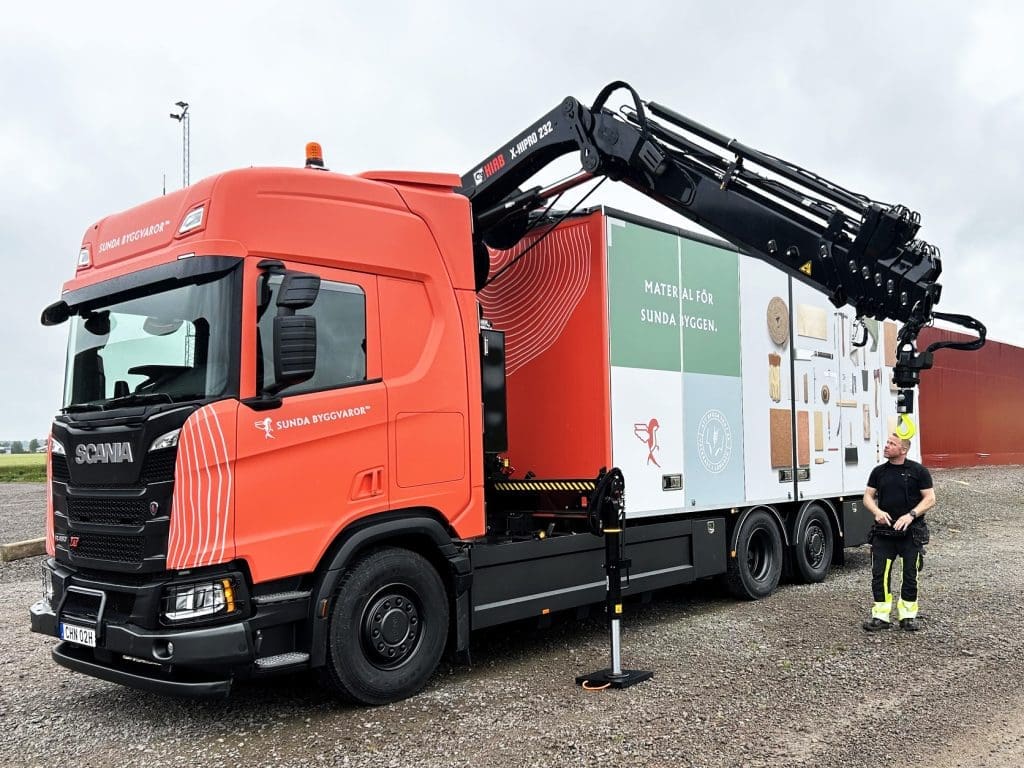 Sunda Byggvaror levererar varor med biogaslastbil.